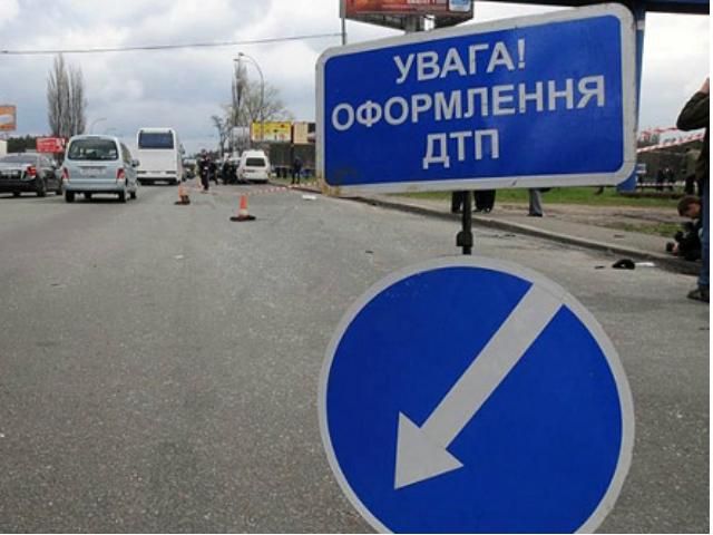 На Закарпатті авто в'їхало у транспортну зупинку. Є загиблі 