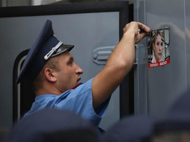 Под больницей Тимошенко стоит автозак и скорая