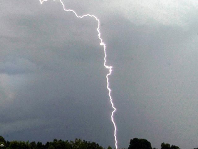 В Сумской области молния попала в школу с детьми В Сумской области молния попала в школу с детьми