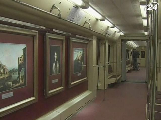В Москве вагоны метро увешали произведениями искусства