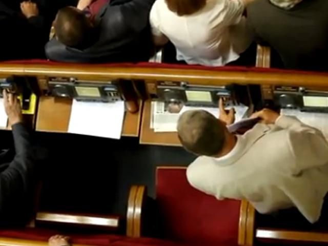 Регионалы снова занимаются кнопкодавством (Видео) Регионалы снова занимаются кнопкодавством (Видео)