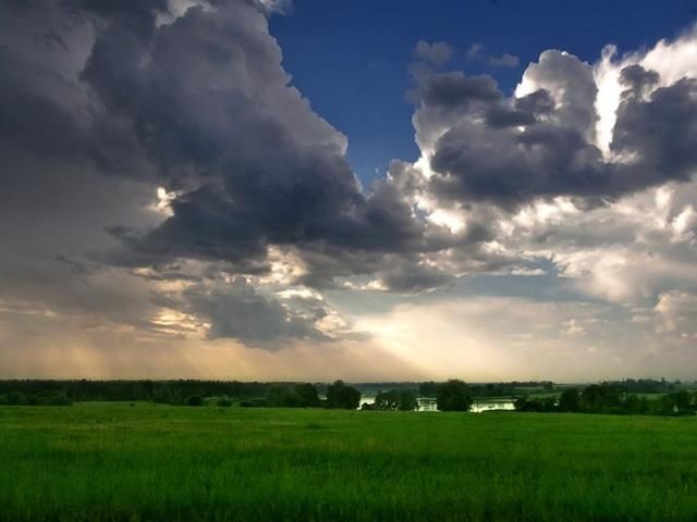 В Украине сохранится жаркая погода, возможны грозовые дожди В Украине сохранится жаркая погода, возможны грозовые дожди