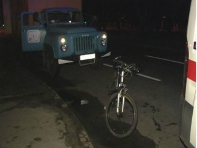 У Києві велосипедист в'їхав у вантажівку (Фото) У Києві велосипедист в'їхав у вантажівку (Фото)