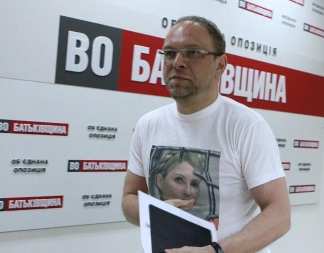 На допиті Кириченко читає свідчення з листка: Власенко протестує 