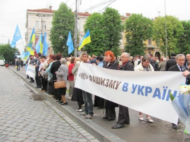 У Сумах активісти поширили листівки про фашизм Партії регіонів (Фото) У Сумах активісти поширили листівки про фашизм Партії регіонів (Фото)