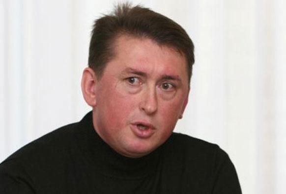 Мельниченко в суді нібито падає від серцевого нападу (Відео) Мельниченко в суді нібито падає від серцевого нападу (Відео)