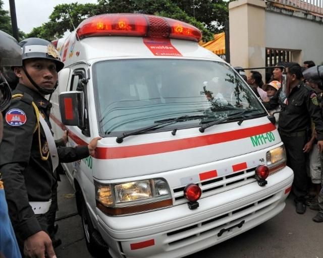 В Камбоджі обвалилася фабрика: 6 людей загинули, десятки поранені В Камбоджі обвалилася фабрика: 6 людей загинули, десятки поранені