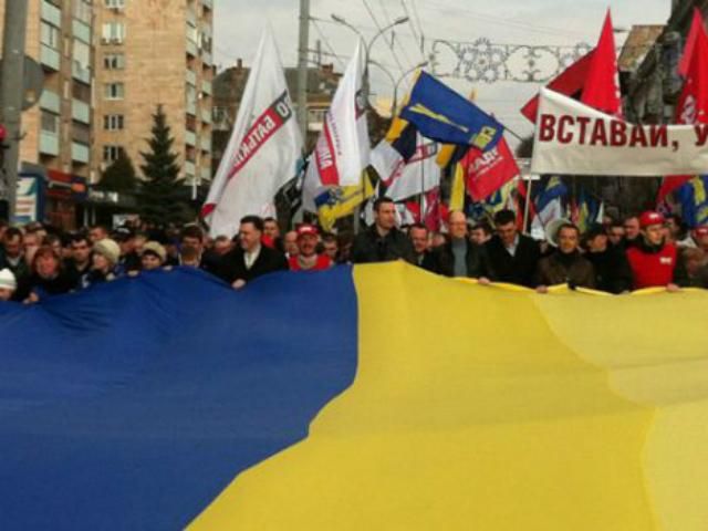У Києві перекрили ще більше доріг до маршу опозиції  