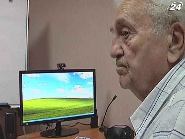 У Донецьку пенсіонерів навчають користуватися комп'ютером