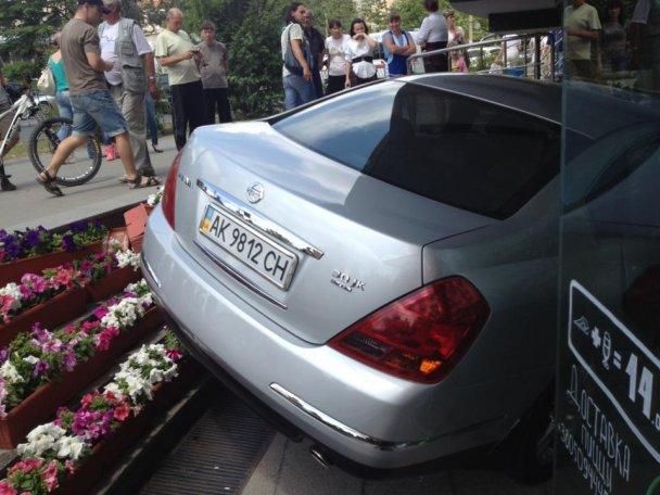 В Сімферополі Nissan в'їхав прямо в ресторан (Відео)