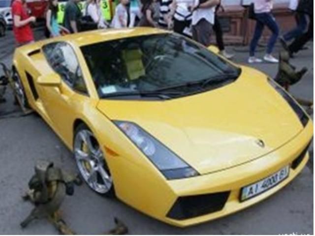 У Києві евакуатор забрав одну з найдорожчих машин сучасності (Відео) У Києві евакуатор забрав одну з найдорожчих машин сучасності (Відео)