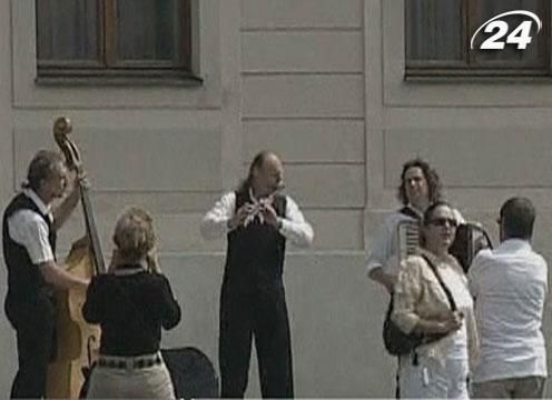 В центре Праги запретили играть уличным музыкантам