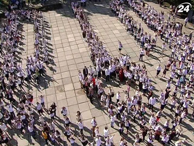 В Черновцах ко Дню вышиванки создали массовый "живой" герб (Видео) В Черновцах ко Дню вышиванки создали массовый "живой" герб (Видео)