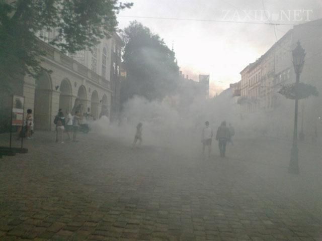 Львівську міськраду закидали димовими шашками (Фото)