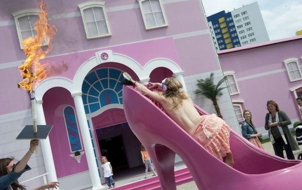 FEMEN атаковали Дом Барби в Германии (Фото) FEMEN атаковали Дом Барби в Германии (Фото)