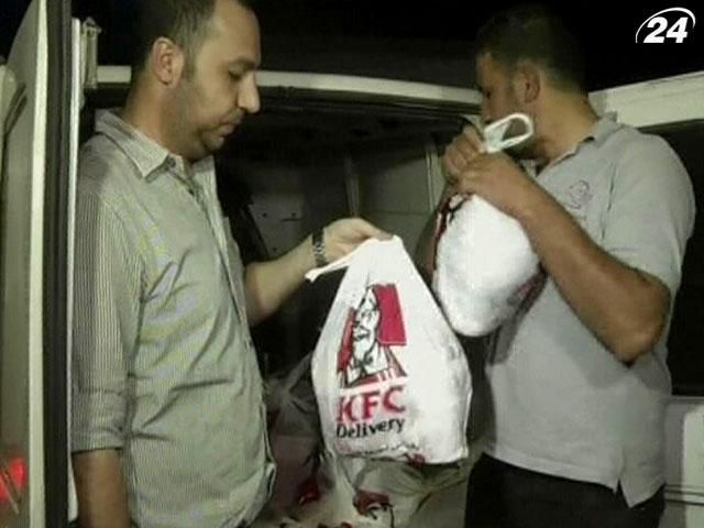 В Газе наладили контрабанду фастфуда через подземный тоннель (Видео) В Газе наладили контрабанду фастфуда через подземный тоннель (Видео)