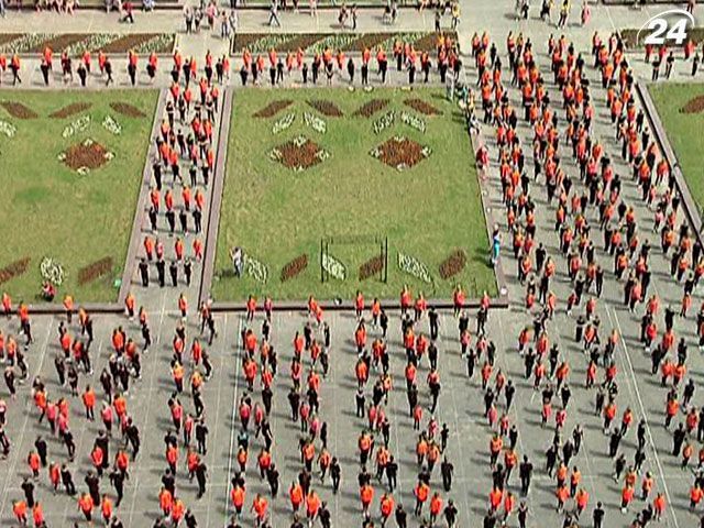 Жители Донецка помогли побить всемирный рекорд по массовому танцу Жители Донецка помогли побить всемирный рекорд по массовому танцу