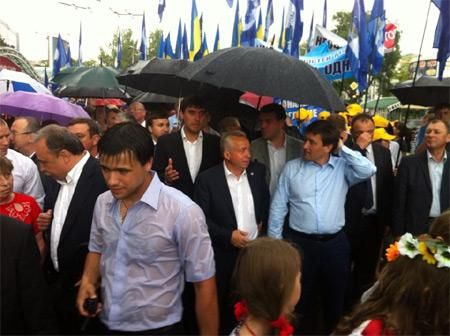 У Харкові мітинг ПР розігнала гроза, у Донецьку готуються до виступу "Любе" (Фото. Відео) У Харкові мітинг ПР розігнала гроза, у Донецьку готуються до виступу "Любе" (Фото. Відео)