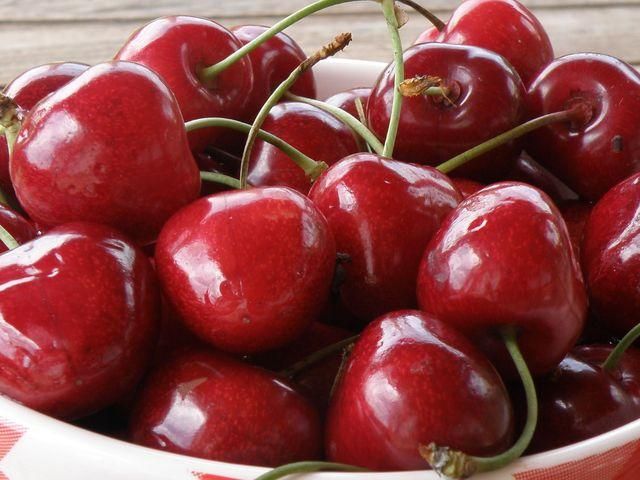 На киевском рынке продают черешни по 500 гривен за килограмм (Видео) На киевском рынке продают черешни по 500 гривен за килограмм (Видео)