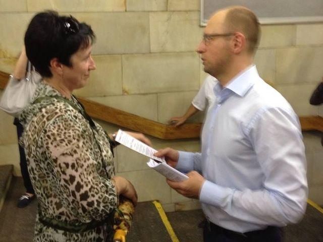 Яценюк особисто роздавав киянам запрошення на мітинг 18 травня (Фото) Яценюк особисто роздавав киянам запрошення на мітинг 18 травня (Фото)