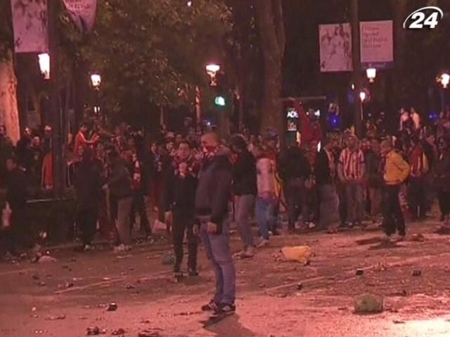 В Мадриде подрались футбольные фанаты (Видео) В Мадриде подрались футбольные фанаты (Видео)