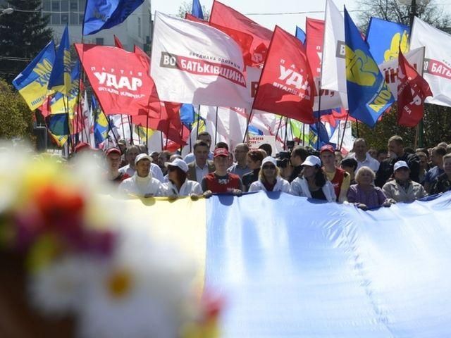 "Вставай, Україно!" розпочалася: не обійшлося без провокацій і штурханини (Відео) "Вставай, Україно!" розпочалася: не обійшлося без провокацій і штурханини (Відео)