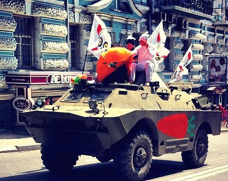 Услід за опозиційною ходою їде "кролик" на БТРі (Фото) Услід за опозиційною ходою їде "кролик" на БТРі (Фото)