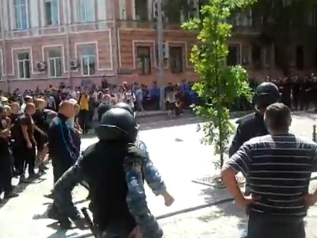 МВС: Під час сутички між опозиціонерами і "антифашистами" постраждали люди МВС: Під час сутички між опозиціонерами і "антифашистами" постраждали люди