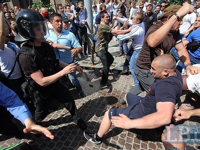 Масова бійка у Києві між свободівцями і прихильниками регіоналів (Фото. Відео) Масова бійка у Києві між свободівцями і прихильниками регіоналів (Фото. Відео)