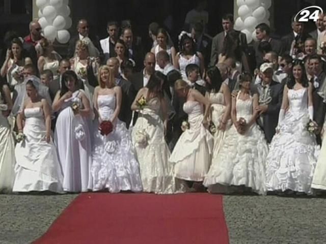 У Сербії 222 пари одночасно взяли шлюб (Відео)