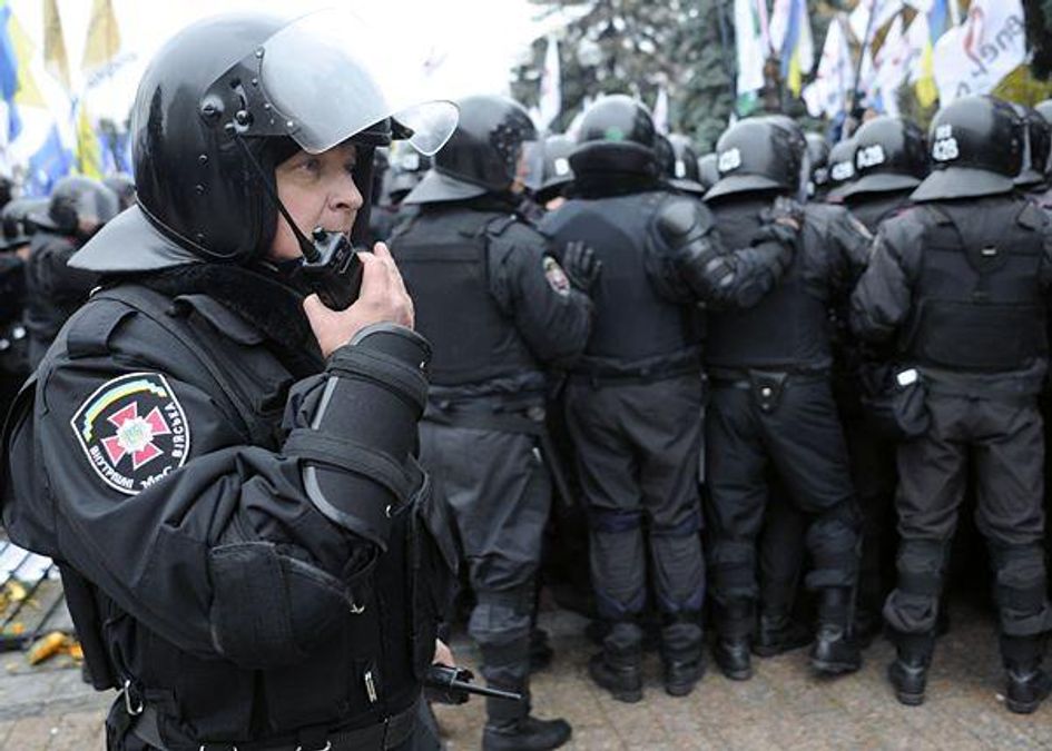 Форма беркута. Бывший беркут. Беркут майдан командир. Бывший беркут. Дробовик омоновцев.