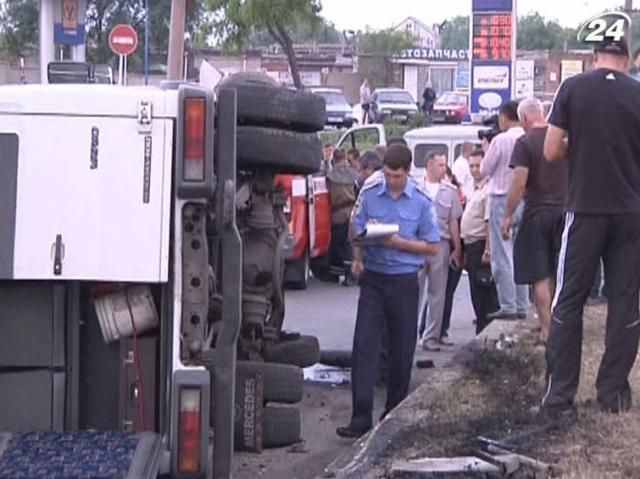 У Запоріжжі перекинулась маршрутка: 1 людина загинула