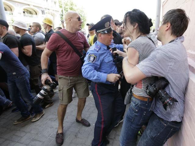 Регіонали запевняють, що їхні активісти не били журналістів Регіонали запевняють, що їхні активісти не били журналістів