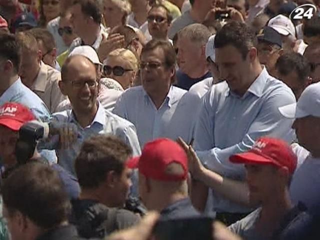 Підсумки тижня: На "Вставай, Україно!" приїхали десятки тисяч людей Підсумки тижня: На "Вставай, Україно!" приїхали десятки тисяч людей