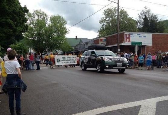 У США в натовп на параді в'їхав автомобіль: постраждали 60 людей У США в натовп на параді в'їхав автомобіль: постраждали 60 людей