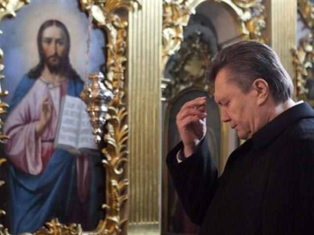 Янукович закликав усіх помолитись за жертв сталінської влади 