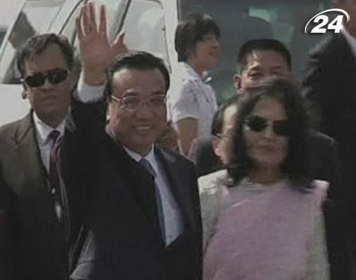 Премьер-министр КНР совершил первый зарубежный визит