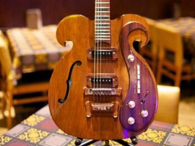 В США продали гитару The Beatles за 408 тысяч долларов В США продали гитару The Beatles за 408 тысяч долларов