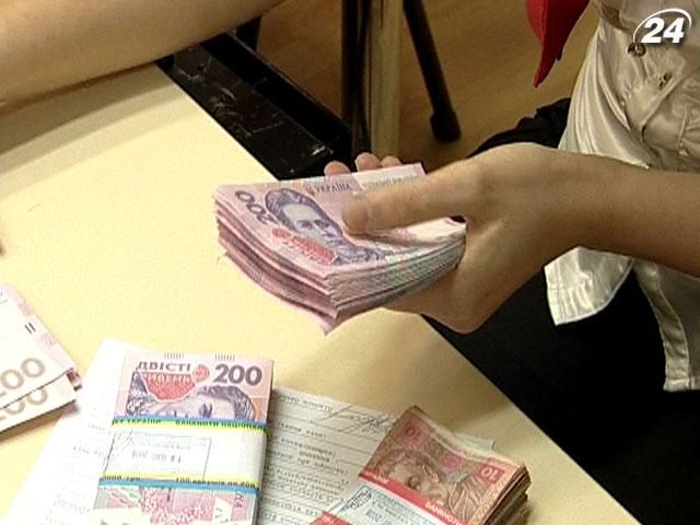 МВФ радить Україні стримати темпи підвищення зарплат МВФ радить Україні стримати темпи підвищення зарплат