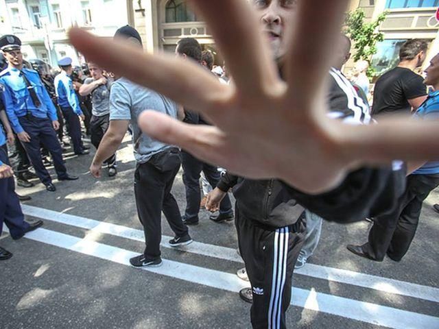 Правоохоронці допитали вже 70 людей щодо побиття журналістів Правоохоронці допитали вже 70 людей щодо побиття журналістів