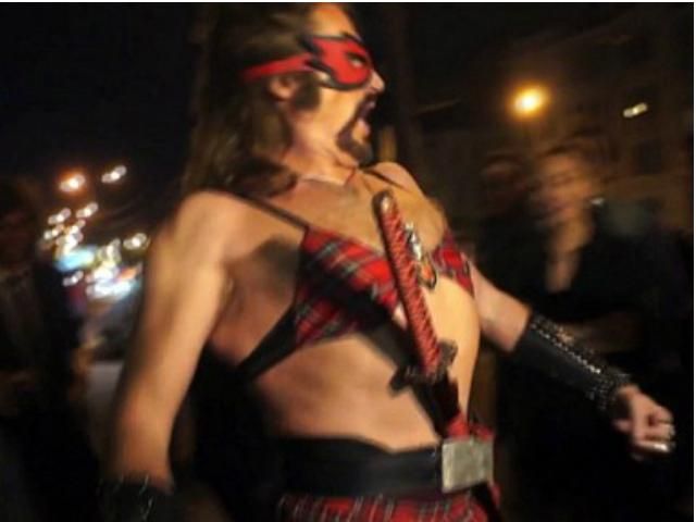 Джигурда в бюстгальтері пройшовся центром Москви (Відео) Джигурда в бюстгальтері пройшовся центром Москви (Відео)