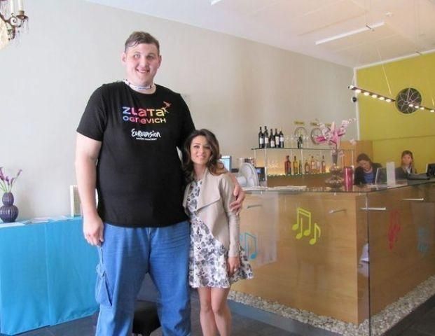 Велетень Злати Огневич зламав у готелі ліжко Велетень Злати Огневич зламав у готелі ліжко