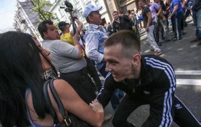 Сейчас идет перекрестный допрос журналистки и того, кто ее избил Сейчас идет перекрестный допрос журналистки и того, кто ее избил