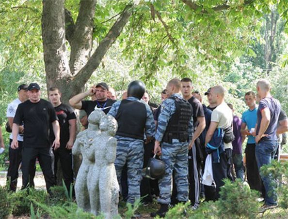 В мережі з'явилось фото з "Беркутом", який стереже братків Тітушка (Фото) В мережі з'явилось фото з "Беркутом", який стереже братків Тітушка (Фото)
