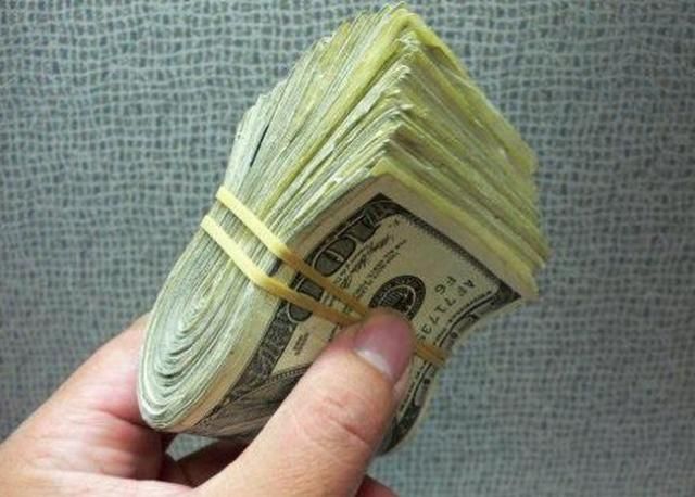 Українці відмовляються від доларів: огляд валютного ринку за квітень Українці відмовляються від доларів: огляд валютного ринку за квітень