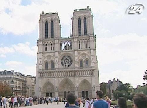 У Соборі Паризької Богоматері чоловік покінчив життя самогубством