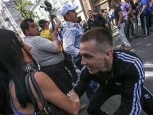 Єврокомісія закликає українську владу оперативно розслідувати інцидент із побиттям журналістів Єврокомісія закликає українську владу оперативно розслідувати інцидент із побиттям журналістів