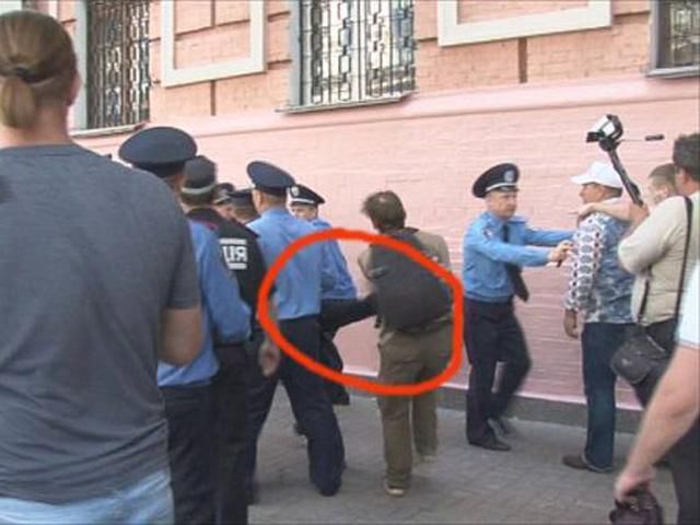 Стало известно об избиении еще одного фотографа во время митинга (Фото) Стало известно об избиении еще одного фотографа во время митинга (Фото)