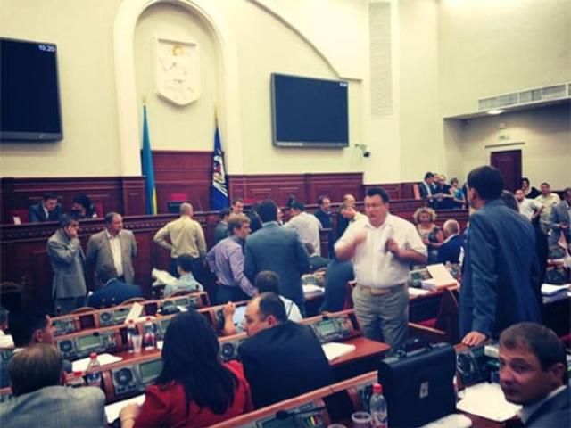 Свободівці виламали двері до Київради, бо їх не впускали на засідання (Відео) Свободівці виламали двері до Київради, бо їх не впускали на засідання (Відео)