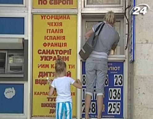 В апреле украинцы сдали валюты больше, чем купили